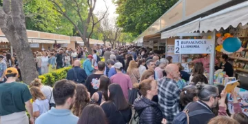 La Fira del Llibre de Valencia resiste la lluvia y mantiene el pulso en una edición récord