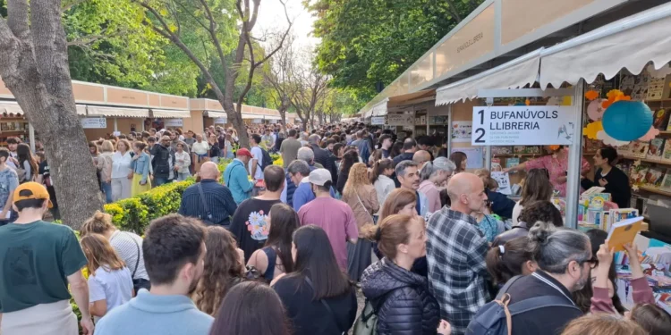 La Fira del Llibre de Valencia resiste la lluvia y mantiene el pulso en una edición récord