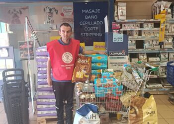 Exitosa recogida de alimentos en L’Eliana para los animales rescatados por la protectora El Arca de Noemí