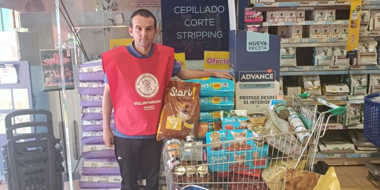 Exitosa recogida de alimentos en L’Eliana para los animales rescatados por la protectora El Arca de Noemí
