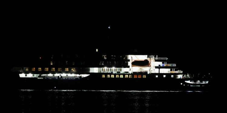 El crucero del hantavirus llega a Tenerife: comienza el desembarco del MV Hondius bajo máxima tensión política y sanitaria