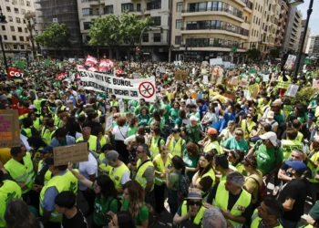 Miles de docentes colapsan las calles de Valencia en el primer día de huelga indefinida en Educación