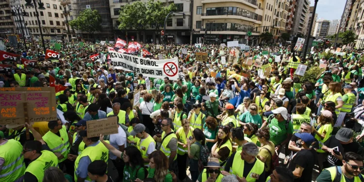 Miles de docentes colapsan las calles de Valencia en el primer día de huelga indefinida en Educación