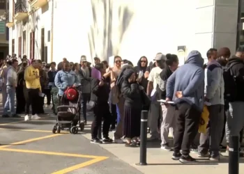Decenas de migrantes acogidos en el antiguo colegio de Maristas de Guardamar del Segura se concentran para exigir la regularización