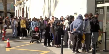 Decenas de migrantes acogidos en el antiguo colegio de Maristas de Guardamar del Segura se concentran para exigir la regularización