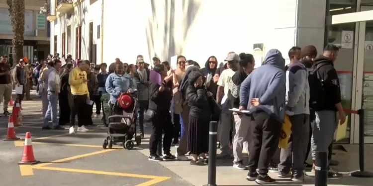 Decenas de migrantes acogidos en el antiguo colegio de Maristas de Guardamar del Segura se concentran para exigir la regularización