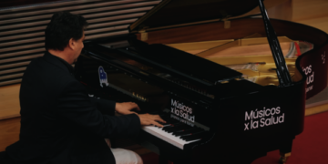 El Hospital Doctor Balmis de Alicante se llena de música con la inauguración de un nuevo "Piano por la Salud"
