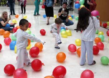 El Hospital La Fe se llena de "besos" y color para celebrar el Día del Niño Hospitalizado