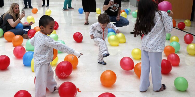 El Hospital La Fe se llena de "besos" y color para celebrar el Día del Niño Hospitalizado