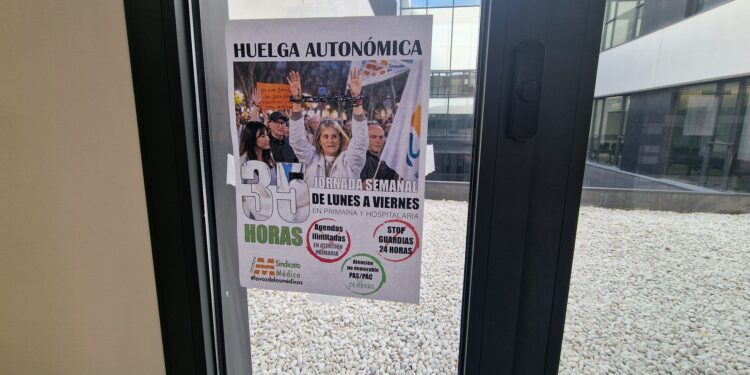La huelga de médicos mantiene el choque de cifras: Sanidad habla de un 7% y los sindicatos elevan el seguimiento al 90%