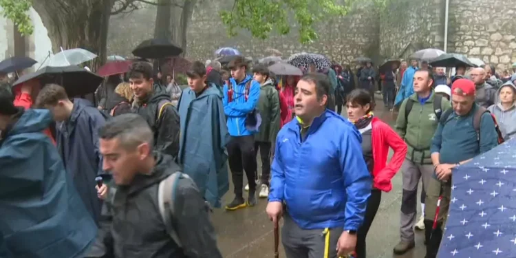 Catí mantiene viva su histórica rogativa a Sant Pere de Castellfort pese a la lluvia
