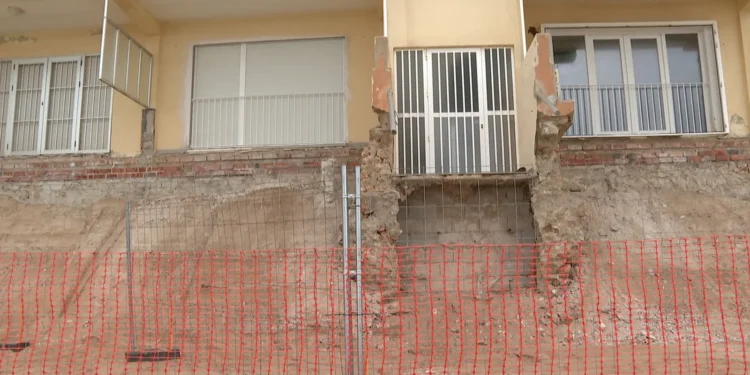 Los vecinos desalojados por la borrasca Harry en Tavernes de la Valldigna regresan a sus viviendas tras más de tres meses