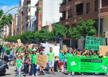 Los sindicatos docentes aceptan volver a negociar con Educación si la Generalitat presenta una propuesta “real”