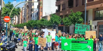 Los sindicatos docentes aceptan volver a negociar con Educación si la Generalitat presenta una propuesta “real”