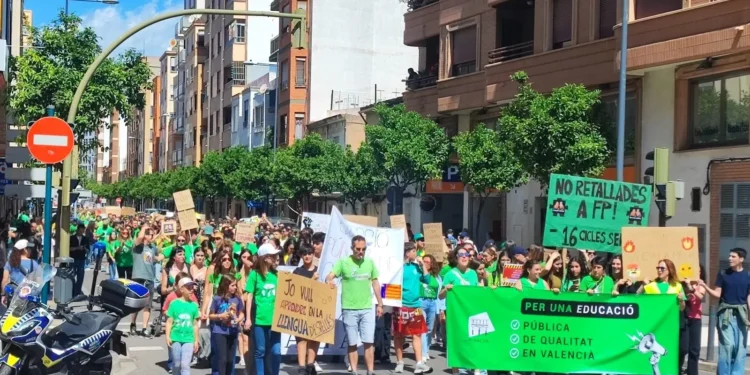 Los sindicatos docentes aceptan volver a negociar con Educación si la Generalitat presenta una propuesta “real”