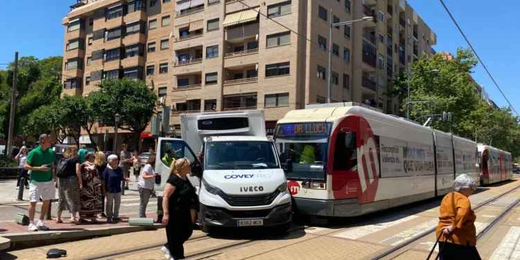 Un herido leve y tráfico interrumpido tras una colisión entre un tranvía y un camión en Benimaclet 1 5fafc5ab b634 41a7 93ec d43ac5a182b4 16 9 aspect ratio 1600w 0