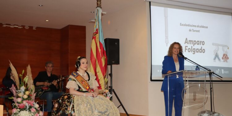 Torrent viste de gala la literatura valenciana con la entrega de premios de los II Jocs Florals "Torrent Gran Ciutat"