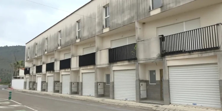 Una promoción de 11 viviendas inacabadas en Bellús sale a la venta en Wallapop por 560.000 euros
