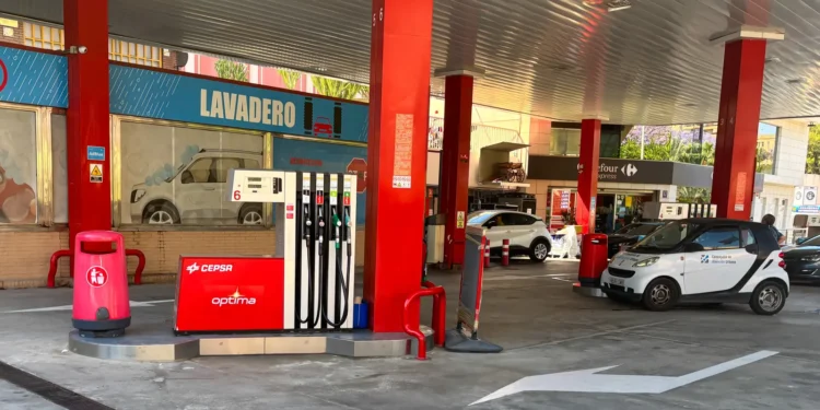 Los descuentos fiscales en luz y gas acabarán el 1 de junio, pero se mantendrán las rebajas en carburantes