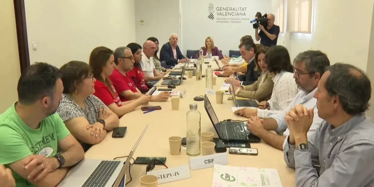 Educación y sindicatos se reúnen este jueves para intentar frenar la huelga indefinida en la enseñanza pública valenciana