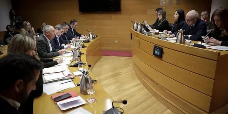PP y Vox señalan al Gobierno en las conclusiones de la comisión de la dana mientras PSPV y Compromís denuncian un “relato de infamia” 1 PP y Vox señalan al Gobierno en las conclusiones de la comisión de la dana mientras PSPV y Compromís denuncian un “relato de infamia”