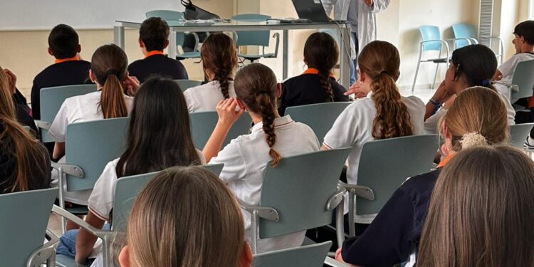 El Hospital Vithas Aguas Vivas forma a alumnos del Colegio María Inmaculada en RCP y primeros auxilios