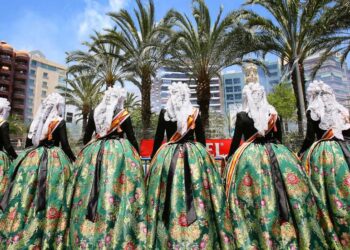 Alicante adelanta la plantà de Hogueras 2026 y prepara los primeros cortes de tráfico desde el 17 de junio 17 Bellees Fogueres de Sant Joan Alacant