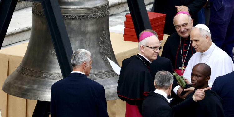 Historia y tradición se funden en El Vaticano, bendecida la nueva campana mayor de San Nicolás