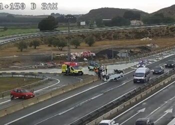 Aparatoso vuelco en la A-31 en Sax provoca retenciones de tráfico y moviliza a Emergencias