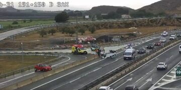 Aparatoso vuelco en la A-31 en Sax provoca retenciones de tráfico y moviliza a Emergencias