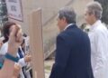 El personal sanitario del Hospital de San Juan recibe al Conseller de Sanitat entre pancartas y recriminaciones