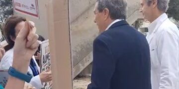 El personal sanitario del Hospital de San Juan recibe al Conseller de Sanitat entre pancartas y recriminaciones