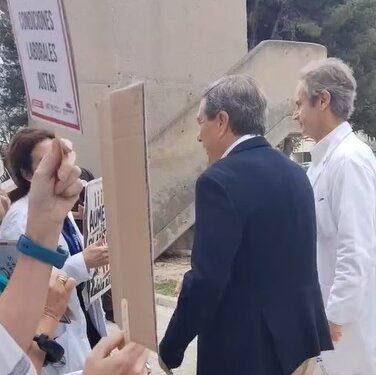 El personal sanitario del Hospital de San Juan recibe al Conseller de Sanitat entre pancartas y recriminaciones