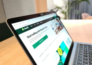Por qué el cliente de hoy necesita verte en varios sitios antes de comprarte