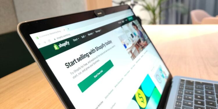 Por qué el cliente de hoy necesita verte en varios sitios antes de comprarte