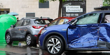 Un herido tras chocar un tranvía y un coche en la avenida Amado Granell de Valencia