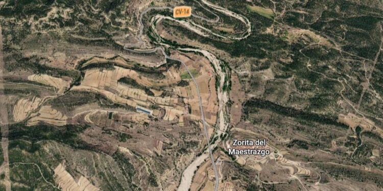 Espectacular rescate de un motorista tras caer por un terraplén de 15 metros en Zorita