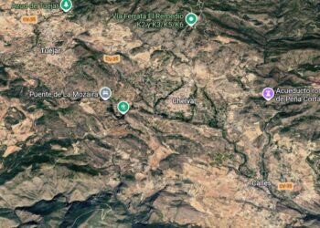Un rayo desata las alarmas en Chelva y obliga a movilizar con urgencia medios aéreos y terrestres