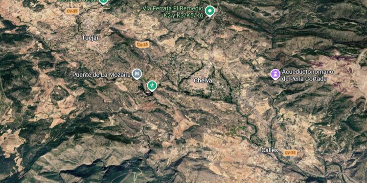 Un rayo desata las alarmas en Chelva y obliga a movilizar con urgencia medios aéreos y terrestres