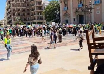 Tensión en Valencia: Una protesta docente ensordece la sesión del milenario Tribunal de las Aguas