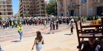 Tensión en Valencia: Una protesta docente ensordece la sesión del milenario Tribunal de las Aguas
