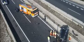 Caos en la A-35: Un grave accidente obliga a cortar la autovía a la altura de Xàtiva en dirección a Valencia