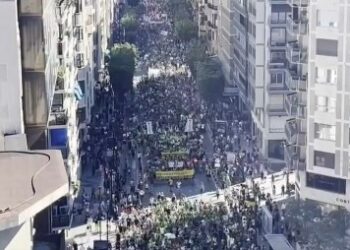 Unas 20.000 personas se manifiestan de nuevo en Valencia por la Huelga de Profesores