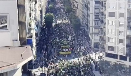 Unas 20.000 personas se manifiestan de nuevo en Valencia por la Huelga de Profesores 1 Unas 20.000 personas se manifiestan de nuevo en Valencia por la Huelga de Profesores
