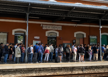 Un robo de cable entre Algemesí y Benifaió provoca retrasos y cancelaciones en Cercanías y Media Distancia