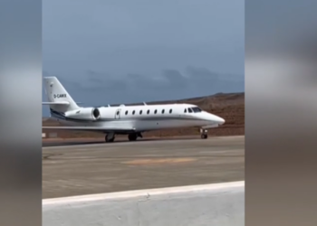 Miedo y tensión en Manises por la escala del avión relacionado con el crucero del hantavirus