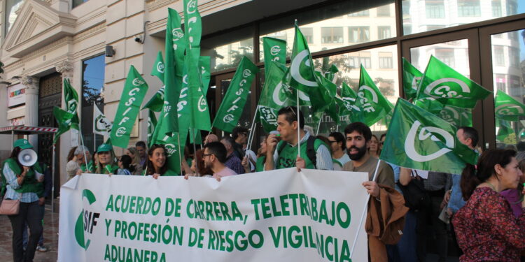CSIF protesta ante Hacienda en Valencia y amenaza con huelga general en la Agencia Tributaria 1 CSIF protesta ante Hacienda en Valencia y amenaza con huelga general en la Agencia Tributaria