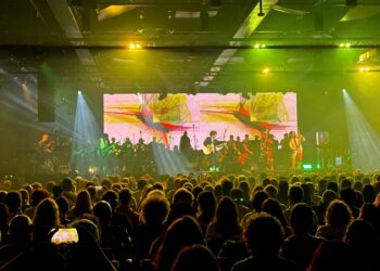 El Roig Arena vibra a ritmo de los 80 con el homenaje sinfónico de Neon Collective a The Cure, U2 y Depeche Mode
