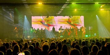El Roig Arena vibra a ritmo de los 80 con el homenaje sinfónico de Neon Collective a The Cure, U2 y Depeche Mode