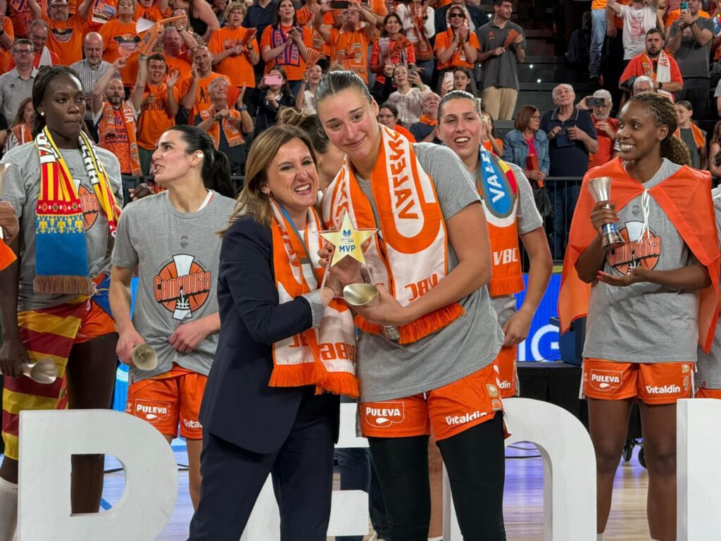 El Valencia Basket hace historia y conquista su cuarta Liga consecutiva en un final epico en el Roig Arena 5